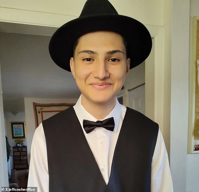 TrueCrimeUpdat's tweet photo. SIGNIFICANT UPDATE: (*this case has previously been covered by TCU)

⚠️ WARNING: This post contains graphic descriptions of a school shooting.

The 16-year-old gunman in the Colorado school shooting has been identified as Desmond Holly. Police say he was "radicalized by some extremist network" & died from a self-inflicted gunshot wound after the attack.

Desmond was the sole fatality. Two students were shot & hospitalized. One has been identified as 18-year-old Matthew Silverstone, who is now in stable condition. The other student remains in critical condition.

Desmond allegedly opened fire on students at Evergreen High School during their lunch break. A police spokesperson said, "He had to keep reloading. He would fire and reload... This went on and on" as he tried to find new targets.

Investigators are now examining Desmond's phone & social media to determine the specifics of the "extremist network" that allegedly radicalized him & how he obtained the revolver used in the attack.

🙏Please share to spread awareness
DISCLAIMER: The information shared is based on initial reports, may not be fully verified, & is presented as alleged. Details are subject to change as investigations proceed
👁️Source: Daily Mail