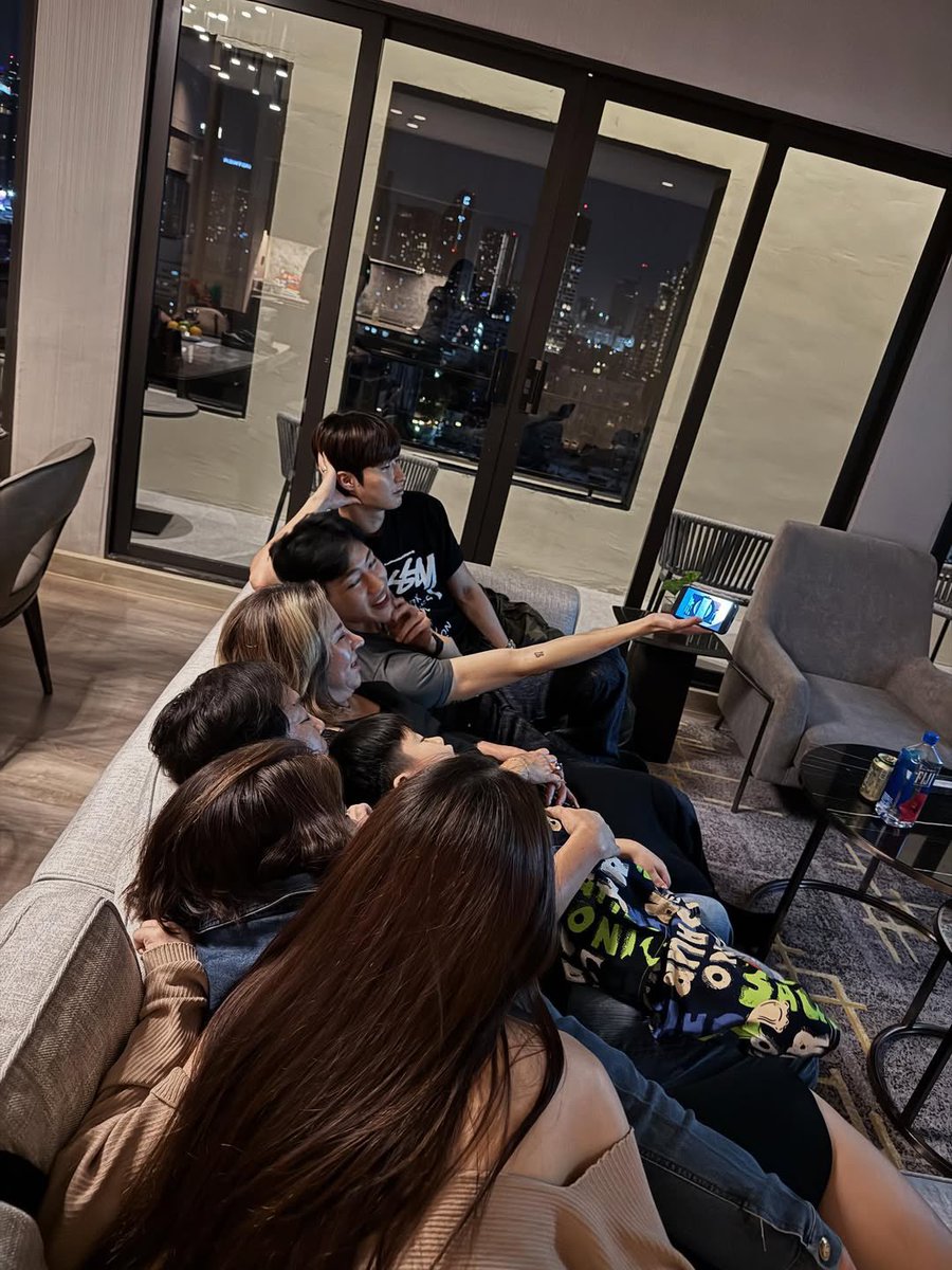 mootyBB's tweet image. แงงงง น่ารัก อันนี้น้องเปิด MV ให้ครอบครัวดูด้วยกันเลย🥹🫶🏻

#DancingByMyself_OUTNOW