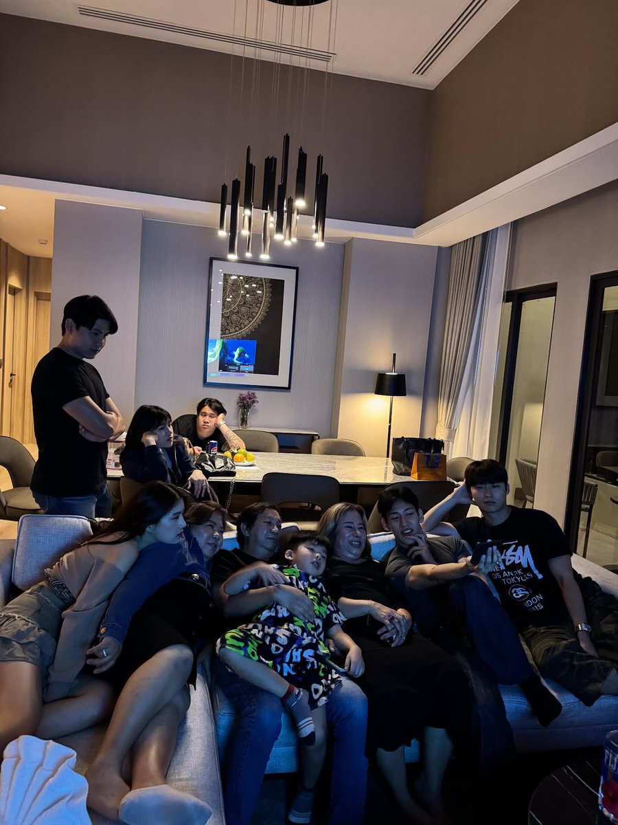 mootyBB's tweet image. แงงงง น่ารัก อันนี้น้องเปิด MV ให้ครอบครัวดูด้วยกันเลย🥹🫶🏻

#DancingByMyself_OUTNOW