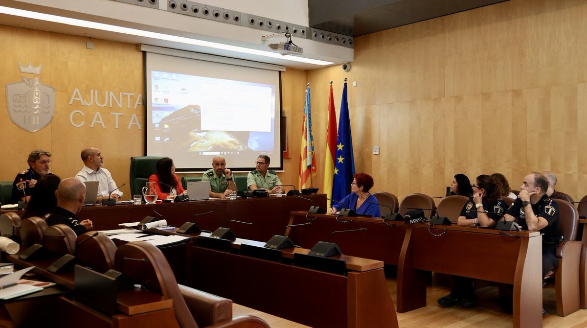 ➡️ Hoy se ha celebrado la Junta Local de Seguridad del <a href="/ajuntcatarroja/">Ajuntament Catarroja</a>, presidida por el subdelegado y la alcaldesa de este municipio. Se han analizado 🔹Datos de seguridad ciudadana y violencia de género
🔹Coordinación del dispositivo de seguridad para las fiestas patronales 🎊