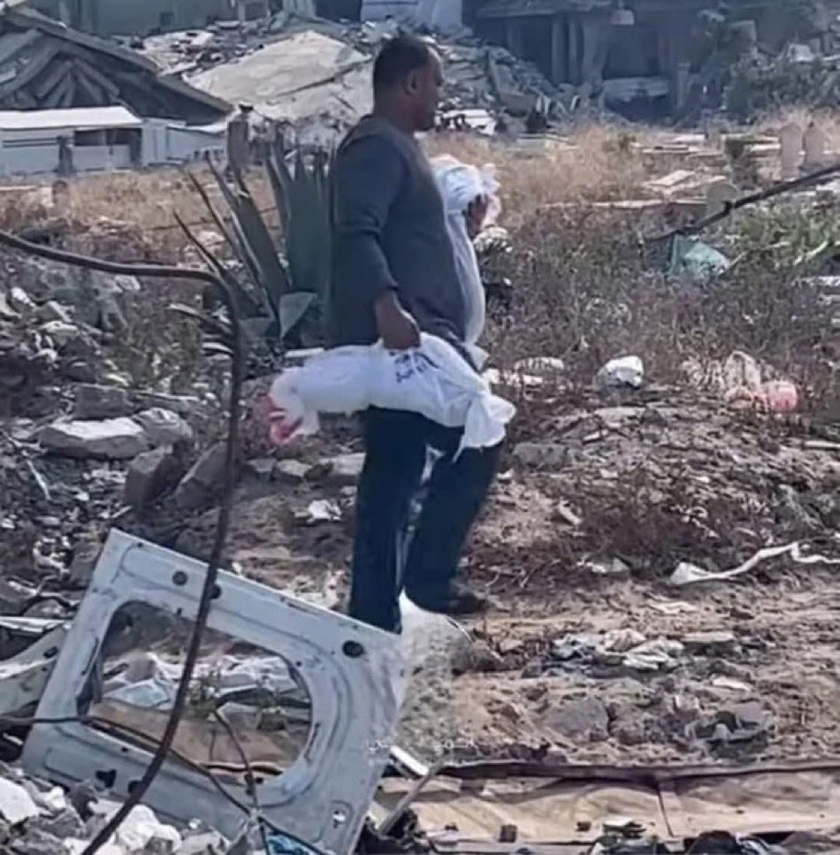 صورة حقيقية من غزة

رحلة بحث أب عن قبر ليدفن به أطفاله، 

مشهد يجب أن يراه كل العالم، هذّه إبادة جماعية.