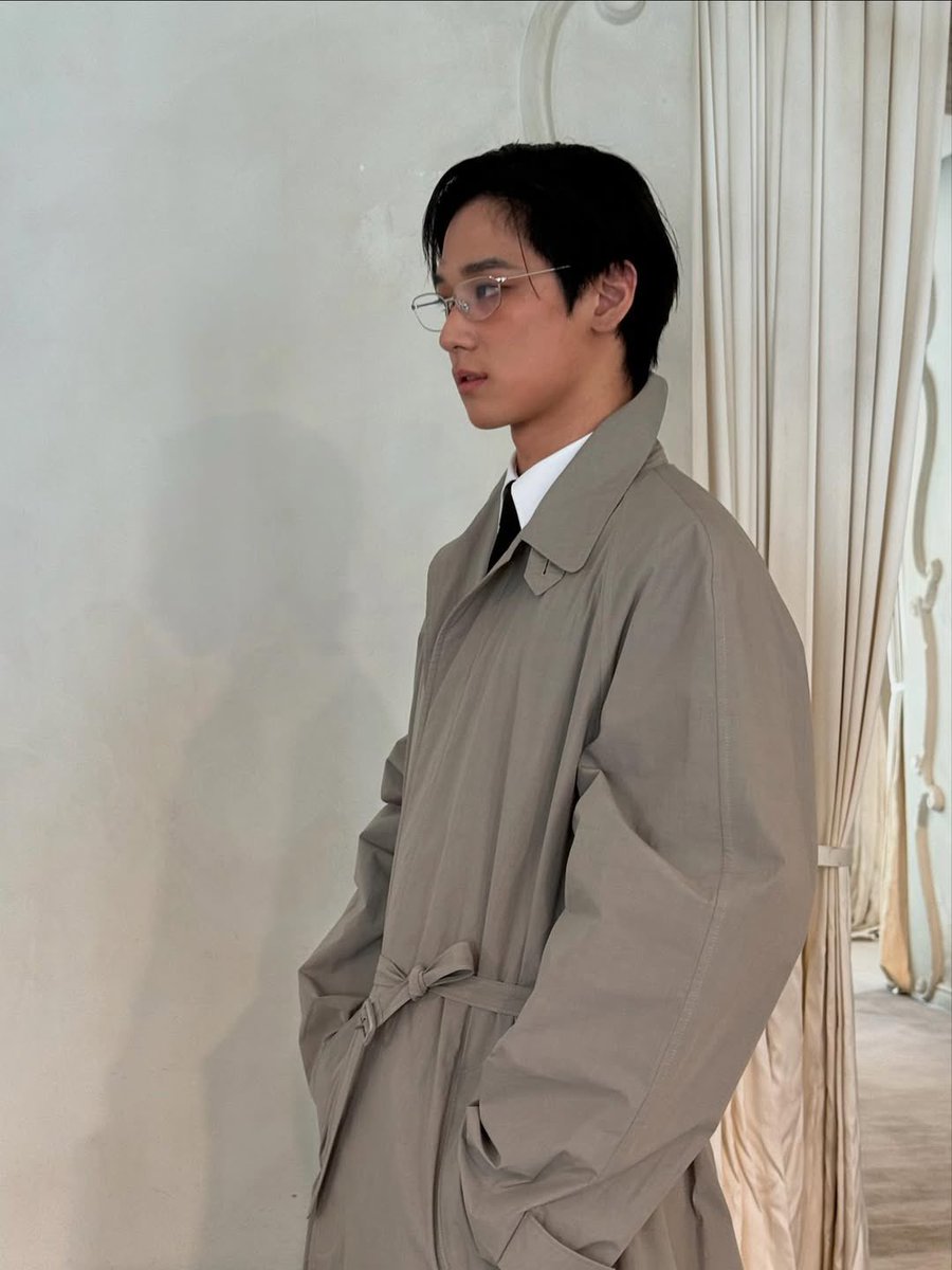 Saskiakiaa21's tweet photo. Wrapped in an elegant trench, a profile of poise and subtle power. Every detail curated, every glance profound. https://t.co/i0iOiimrFY