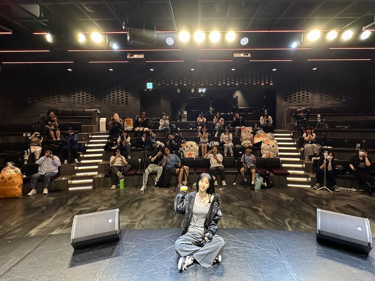 [#문별] 

4TH MINI ALBUM [laundri]
팬사인회 완료 🎠

아무리 비가 와도 우리의
사이를 막을 수 없다 🌈
오늘 저녁은 제가 추천해 준
메뉴로 든든하게 챙겨 먹어요 🍽️

#마마무 #MoonByul #laundri 
#Goodbyes_and_Sad_Eyes