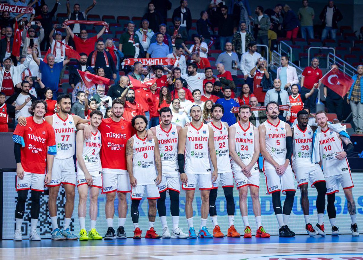 Yarı finalde Yunanistan’ı yenerek Avrupa Şampiyonası’nda finale yükselen A Milli Basketbol Takımımızı yürekten tebrik ediyorum. Finalde ay-yıldızlı bayrağımızı gururla temsil edecek 12 Dev Adam’a başarılar diliyorum!

#12DevAdam 🇹🇷