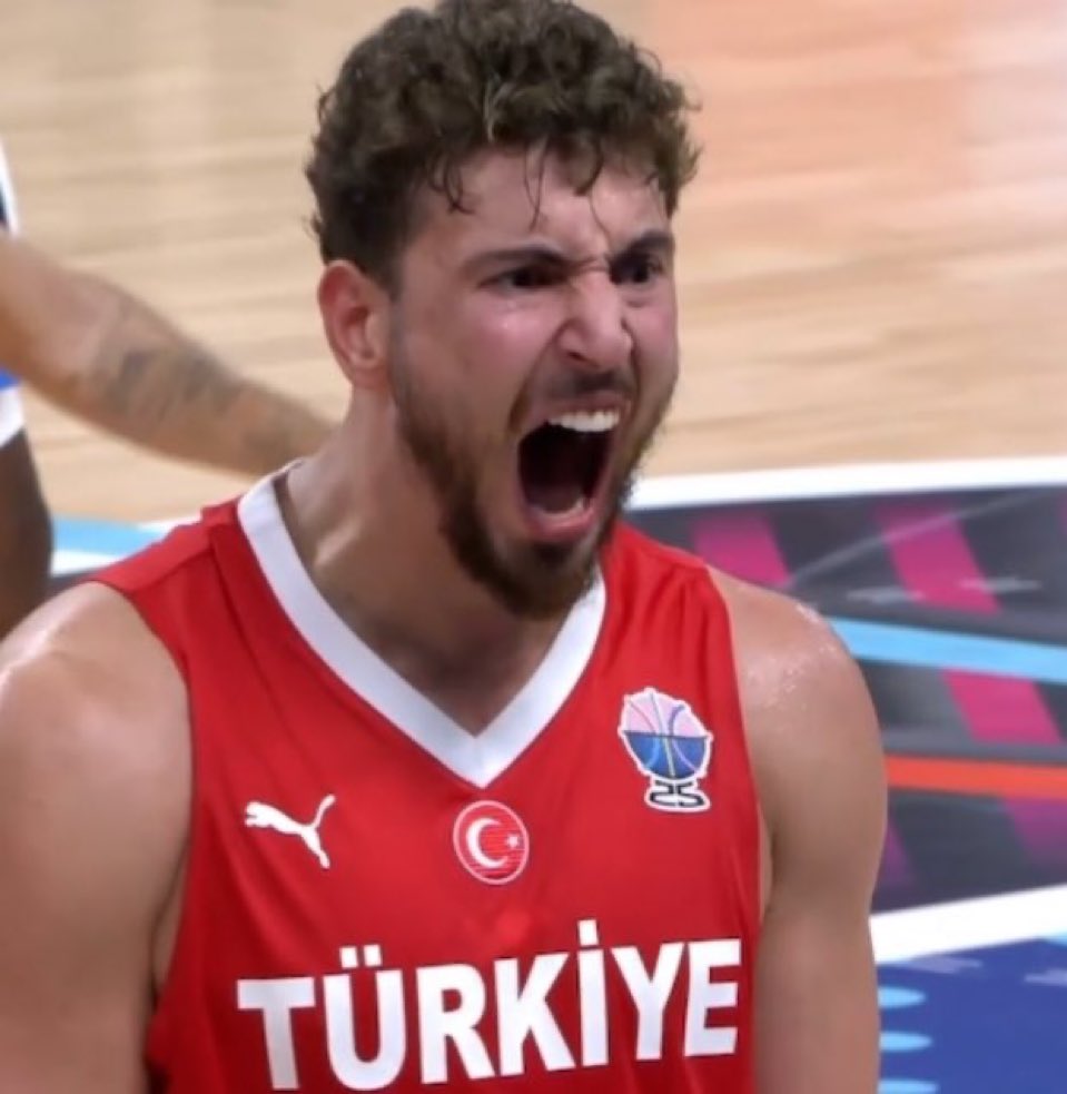 HouRocketsTR's tweet photo. TÜRK BASKETBOL TARİHİNİN EN İYİ OYUNCUSU… VE DAHA 23 YAŞINDA https://t.co/fYXGPcuaob