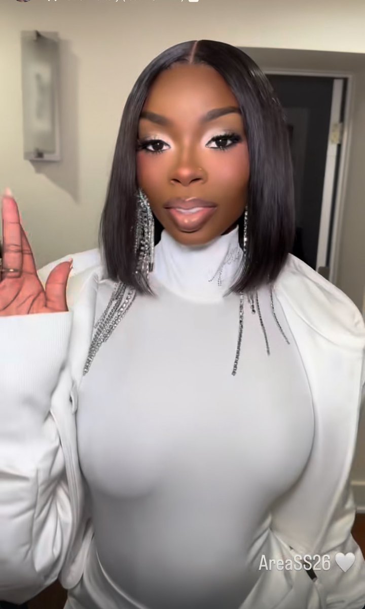 D41835324's tweet photo. This face card hennii ! Olandria and cool tones go so well together 😍 #OlandriaxArea #AreaSS26 Olandria NYFW https://t.co/ecQcRNd1fr