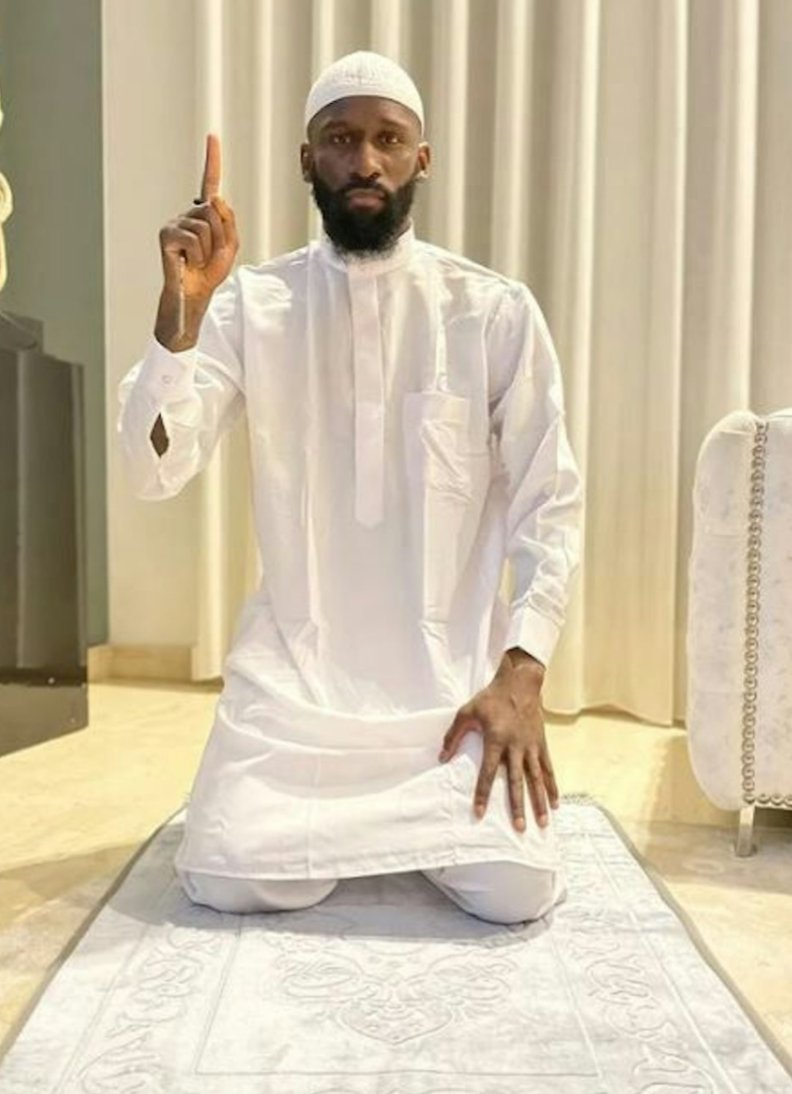 Wir sind in Deutschland soweit, dass man als christlicher Nationalspieler mehr Ärger bekommt, wenn man öffentlich um einen hinterrücks ermordeten Menschen trauert, der sich stets gegen den islamistischen Terror gestellt hat, als wenn man als muslimischer Nationalspieler den