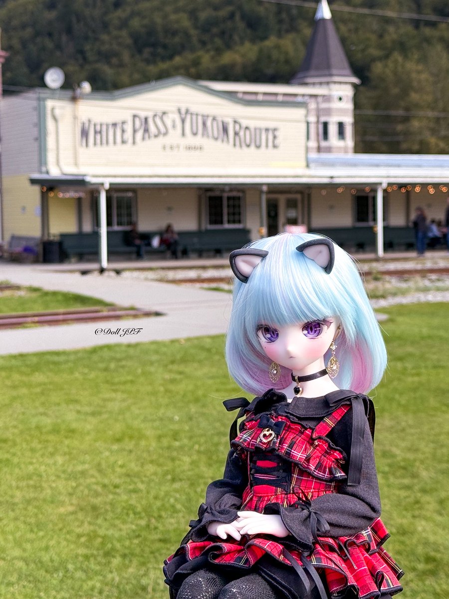AndroidPDF's tweet photo. [2025-09-06] 
宙奈ちゃん: 🚂駅✨にゃ💕ฅ(ΦωΦ)ฅ

Sona-chan: 🚂 station ✨ nya~ 💕ฅ(ΦωΦ)ฅ

#whitepass #whitepassyukonroute #train #skagway #alaska #ncl #norweigancruiseline #norweiganjoy #cruiseship #ナナイロテントウ #nanairotentou #姫りんごウイッグ #scarletalice #fashiontaildoll #fashiontail #深海瞳 #りあんっ子 #mdd宙奈 #mddはいいぞ #catgirl #dolljpf