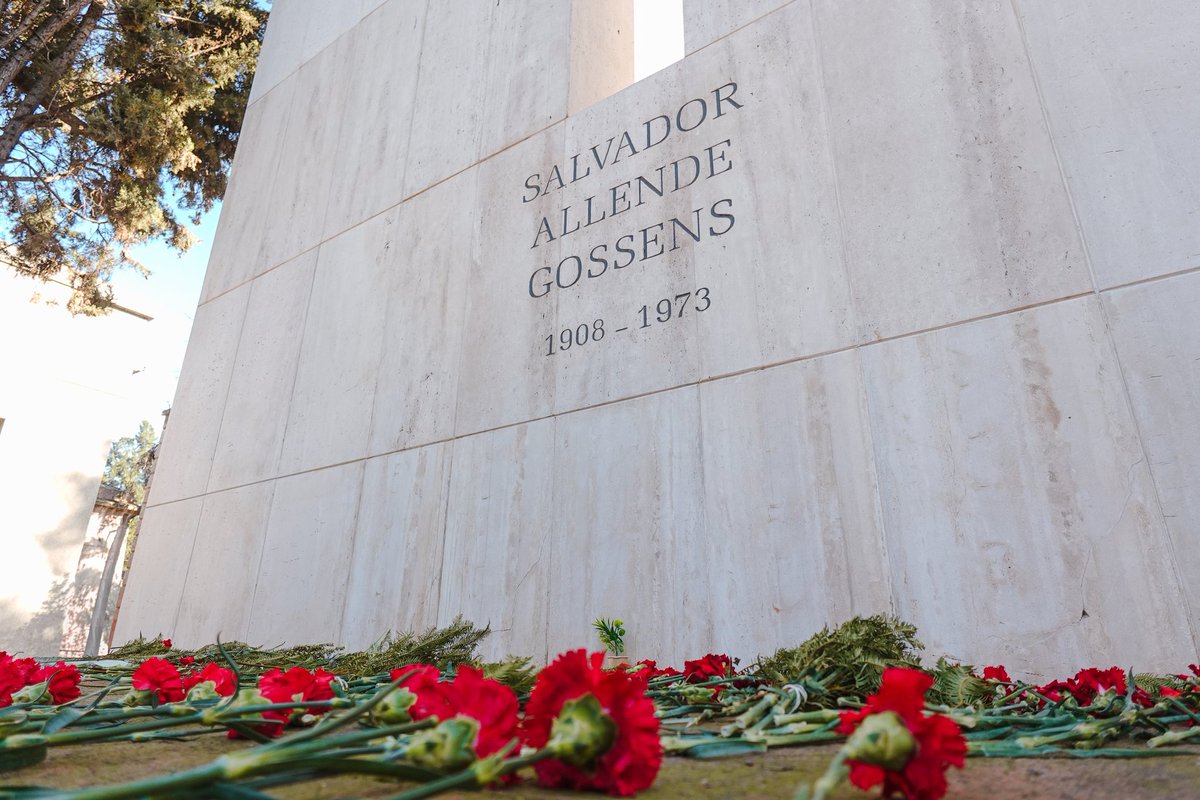 Ayer, en el Cementerio Gral. realizamos un acto en que las juventudes progresistas entregaron una declaración en defensa de la democracia a 52 años del golpe.

Puede leer la declaración en nuestra web: fundacionsalvadorallende.cl

#52años #AllendeVive