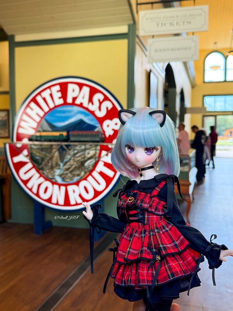 AndroidPDF's tweet photo. [2025-09-06] 
宙奈ちゃん: 🚂✨にゃ💕ฅ(ΦωΦ)ฅ

Sona-chan: 🚂✨ nya~ 💕ฅ(ΦωΦ)ฅ

#whitepass #whitepassyukonroute #train #skagway #alaska #ncl #norweigancruiseline #norweiganjoy #cruiseship #ナナイロテントウ #nanairotentou #姫りんごウイッグ #scarletalice #fashiontaildoll #fashiontail #深海瞳 #りあんっ子 #mdd宙奈 #mddはいいぞ #catgirl #dolljpf