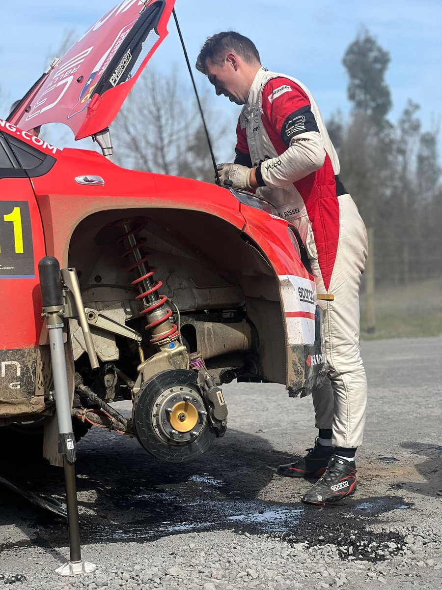 Fuga de aceite @YohanRossel   retiro por el día de hoy.
Via: <a href="/DirtFishRally/">DirtFish</a>
 #WRC
#WRC2
#RallyChile