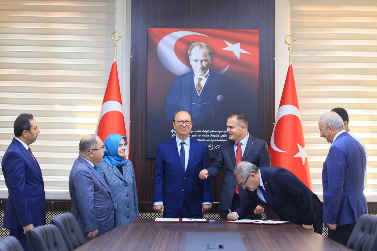 Menteşe Orhaniye mahallesinde hayırsever Ahmet Gençalioğlu tarafından yapılacak olan 4-6 Yaş Kur’an Kursunun protokolünü imzaladık.. İlim, irfan yuvasını inşa edecek olan hayırsever Ahmet Gençalioğlu'nu tebrik eder, iş hayatında muvaffakiyetler dilerim..