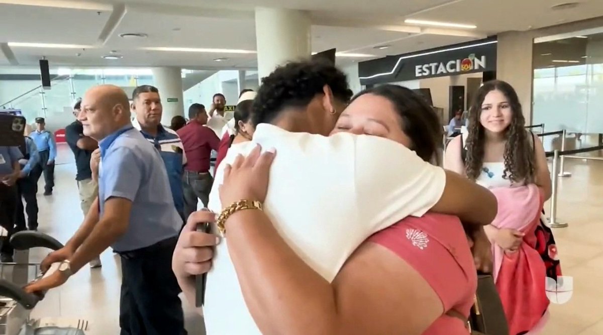 PortilloAx9141's tweet photo. Hondureños Deportados de EE.UU 🇺🇲 Un Duro pero Emotivo Regreso a su Tierra 😱🇭🇳

Aqui puedes ver estos Casos Impactantes : 👇🏻👇🏻👇🏻👇🏻

https://t.co/EQ89mmUs82 https://t.co/zXBzkANXNj