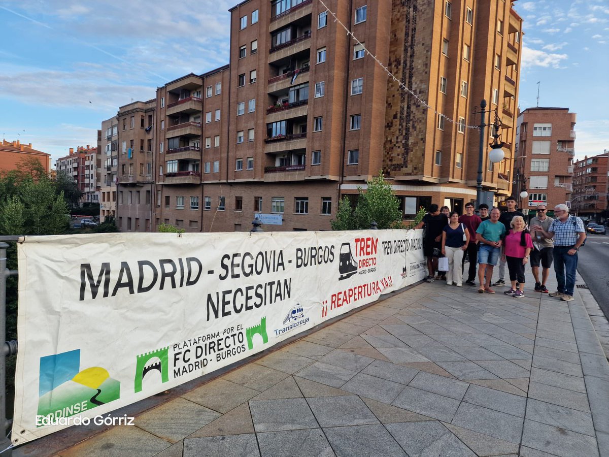 DirectodeBurgos's tweet image. Hoy hemos colocado otra pancarta en el puente de Aranda para reivindicar la reapertura de nuestra línea. En el corredor natural de Madrid a Irún #15AñosSinVía  #16AñosSinTrenes
@oscar_puente_ @EU_Commission @Europarl_ES  #UIC @isabeldiazayuso @comunidadmadrid #Madrid @alferma1