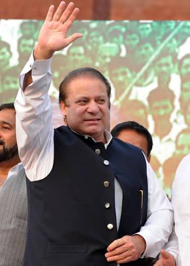 Matiullahjan919's tweet photo. پانچ منٹ کی وڈیو 

تحریر: مطیع اللہ جان

اپنی اپنی عوامی مقبولیت کے دعویدار تین  بڑی سیاسی جماعتوں کے سربراہان نواز شریف، آصف زرداری اور عمران خان سیلاب زدگان کی مدد کے لیئے پانچ پانچ منٹ کی ویڈیو بنائیں اور اپنا اپنا خصوصی اکاؤنٹ نمبر دیں اور پھر دیکھیں پاکستانی اپنے چندے کے لئیے کس پر کتنا اعتماد کرتے ہیں۔

سیلاب میں ڈوبی عوام سے ہمدردی اور محبت کی دعویدار وفاقی اور صوبائی حکومتیں اگر مصیبت کی اس گھڑی میں واقعی کچھ کرنا چاہتی ہیں تو اللہ کا نام لیکر یہ ویڈیوز بنا لیں اور ایک پانچ منٹ کی وی��یو جیل میں قید عمران خان کی بھی بنا لیں۔ مصیبت میں گھرے عوام کی خاطر کچھ دیر کے لئیے سیاسی مخالفت کو ایک طرف رکھ دیں، ویسے بھی کسی قیدی کو مختصر ویڈیو بنانے کی باقاعدہ اجازت دینے کا انتظامی اختیار تو صوبائی یا وفاقی حکومت کے پاس ہوتا ہے۔
 
اگر وفاق، پنجاب، سندھ یا بلوچستان ایسا نہیں کرتے تو خیبر پختونخواہ حکومت کو پاکستان کے سیلاب میں گھری عوام کی مدد سے کون روک سکتا ہے، عمران خان کی ویڈیو اپیل ریکارڈ کرنے کے لئیے وزیر اعلی کو سپریم کورٹ یا ہائی کورٹ سے بھی رجوع کرنا چاہیئے۔ یہ فنڈ ریزنگ سیاسی جماعتوں کو کرنا چاہئیے اور اپنے کارکنوں کے ذریعے سیلاب کے متاثرین پر خرچ کرنا چاہئیے۔ 

کیا نواز شریف، آصف زرداری اور عمران خان اپنی انا کو ایک سائیڈ پر رکھ کر سیلاب زدگان کی مدد کو تیار ہیں؟ آخر حکومت ابھی تک عوام سے چندے کی بھرپور مہم کیوں نہ��ں چلا رہی؟ اور کیا حکومت بتانا چاہے گی کہ وزیر اعظم کے سیلاب فنڈ میں پاکستان اور بیرون ملک سے ابھی تک کتنے پیسے اکٹھے ہوئے؟  
کیا ن لیگ، پیپلزُپارٹی اور پی ٹی آئی بطور سیاسی جماعت خود کو اس قابل سمجھتی ہیں کہ اپنے اپنے پارٹی اکاؤنٹس سیلاب فنڈز /چندے کے لیئے استعمال کریں۔ مقبولیت کا ایک اہم میزان موجودہ قدرتی آفت میں سیاسی جماعتوں کے چندہ اکٹھا کرنے کی صلاحیت بھی ہے۔

تو ہو جائے مقابلہ ؟