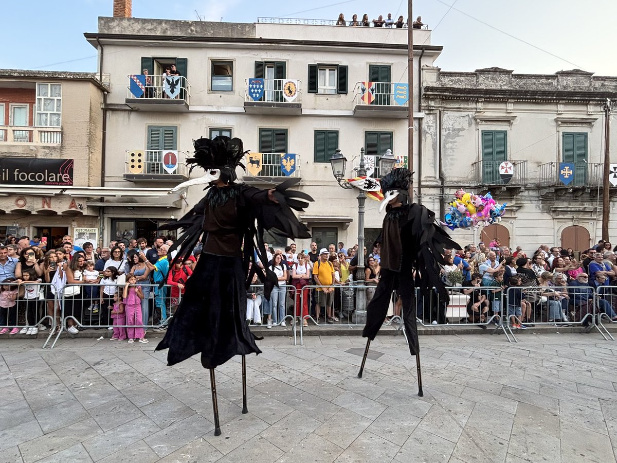 Giusepp00418495's tweet photo. Stilt walkers 🐦‍⬛ https://t.co/DVOag6i0qK