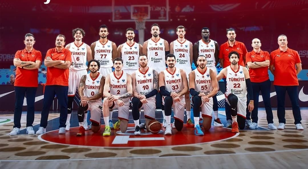 Yüzlerde gülümseme duygular tavan, seni çok özlemişiz 12 Dev Adam… EuroBasket ligi finalinde Ay Yıldızlı takımımıza başarılar dilerim. #12DevAdam