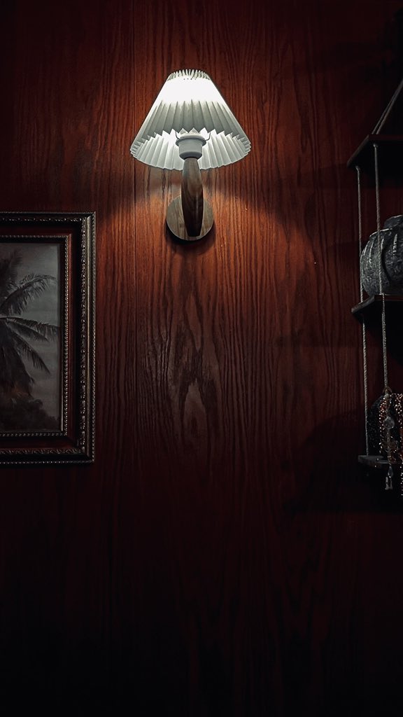 De_A7md's tweet photo. A quiet room,  
yet my heart is louder than the silence. https://t.co/yPopwc1Cct