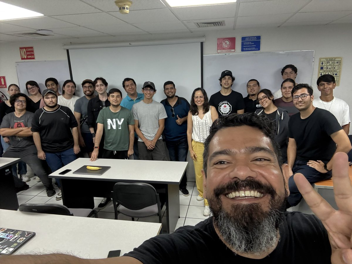 DonChambitas's tweet image. Hoy como cada año, me tocó dar la charla del #currículum a los estudiantes de Ingeniería de Software de la @udec_oficial 🎯 #softwareengineers