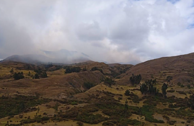 COENPeru's tweet photo. La tarde del 11/9 inició un #IncendioForestal en los sectores Rahuay y Matara, distrito #Musga, provincia Mariscal Luzuriaga (Áncash), que se expande hacia áreas de cultivo. Municipio local coordina con pobladores locales para acciones de respuesta. No hay daños personales. https://t.co/u4ZT9AwkWC