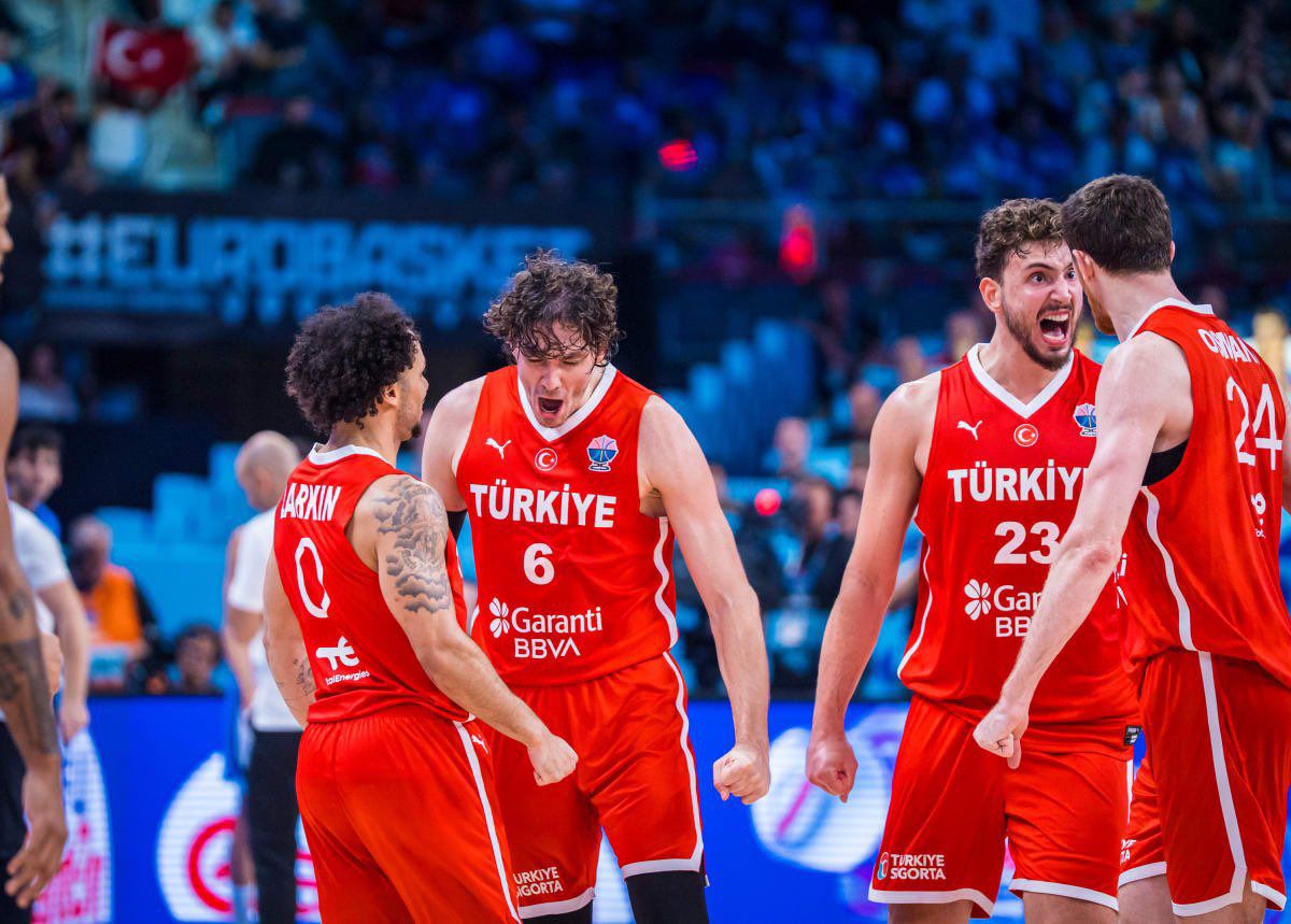 Gururumuzsunuz #12DevAdam ! 

FIBA 2025 Avrupa Şampiyonası'nda A Milli Basketbol Takımımız, yarı final maçında Yunanistan’ı 94 - 68 mağlup ederek finale yükseldi.

Sonu şampiyonluk olsun!!