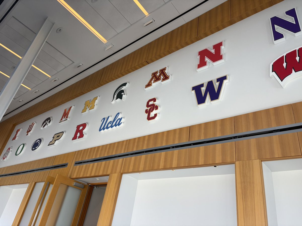 KariWisinski_MD's tweet image. Great @BigTenCRC summit today. Advancing cancer research collaboration across the growing BigTen (now 18!) team. Honoring colleagues including @UWCarbone ‘s Dr. Bailey, inspired by @chrisdraft and meeting new members.