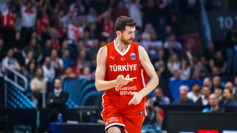 #EuroBasket | Semifinales

Turquía🇹🇷 aplastó 94-68 a Grecia🇬🇷 y es finalista.

- Sengun dominando todos los aspectos del juego.

- Osimani encendido.

🇹🇷Sengun 15 PTS, 12 REB, 6 AST
🇹🇷Osimani 28 PTS (6/8 3PT), 6 REB
🇹🇷Osman 17 PTS

🇬🇷Giannis 12 PTS, 12 REB, 5 AST

🆚 🇩🇪 por el 🥇