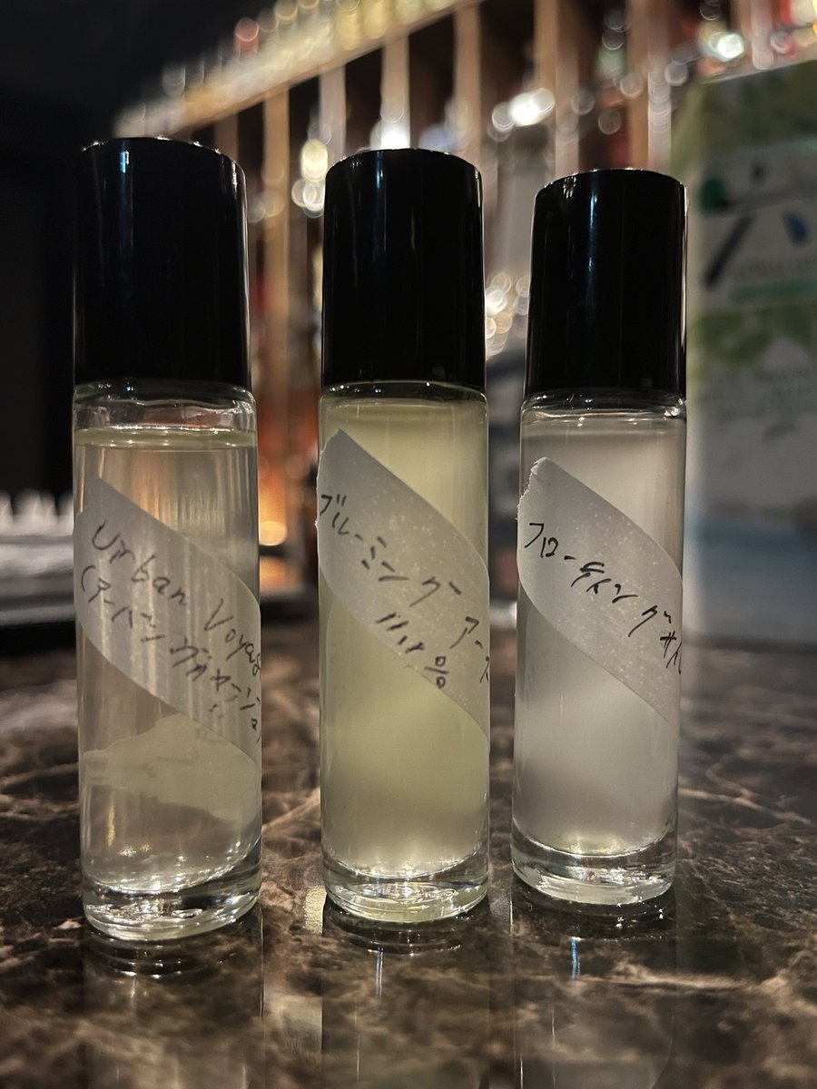 新しい香水試作！
Urban Voyage
街から自然へ。軽快に旅するようなカジュアルフレグランス。

Floating Silence
春の風。水面に静かに浮かぶ蓮と桜。アジアの春が交わる時。

Blooming Earth
花が咲き、実がなり、土に還る。生命の儚さと力強い美しさを表現。