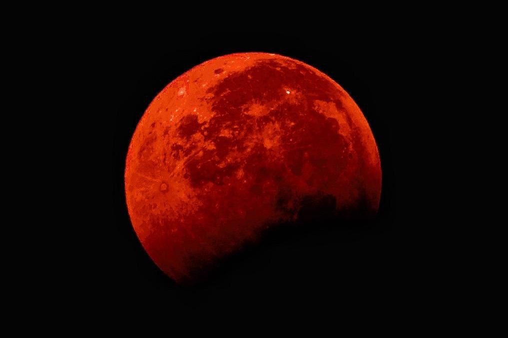 here_alam's tweet photo. Shayad ye faasle hi kuch yaadon ko dil mein hamesha zinda rakhte hai. Door hokar bhi woh chaand itna khoobsurat lagta hai, ki uski khoobsurati ke aage sitaare bhi zard pad jaate hai https://t.co/EtwELaWh7d