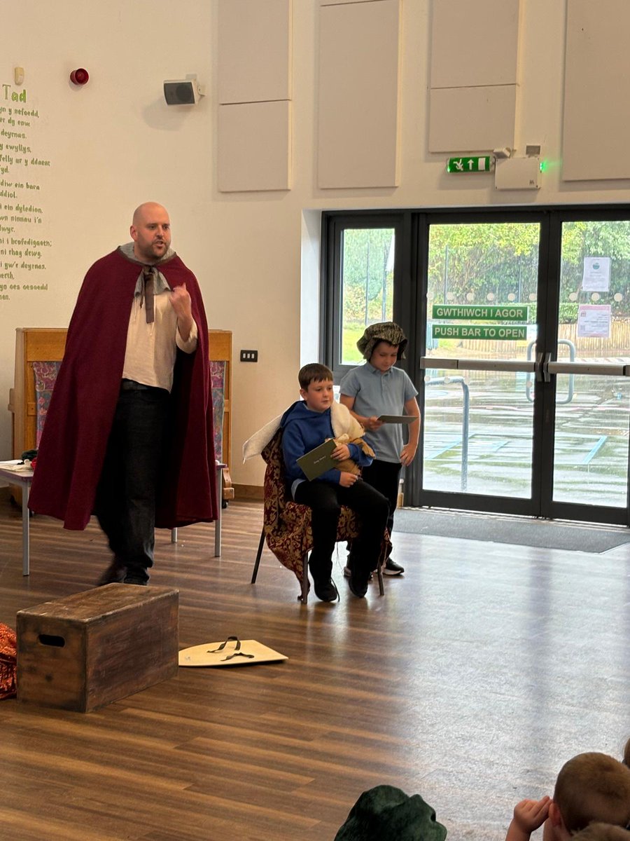 Mewn Cymeriad (In Character) - Owain Glyndwr

A fun and interesting afternoon!

Prynhawn hwyl a diddorol!