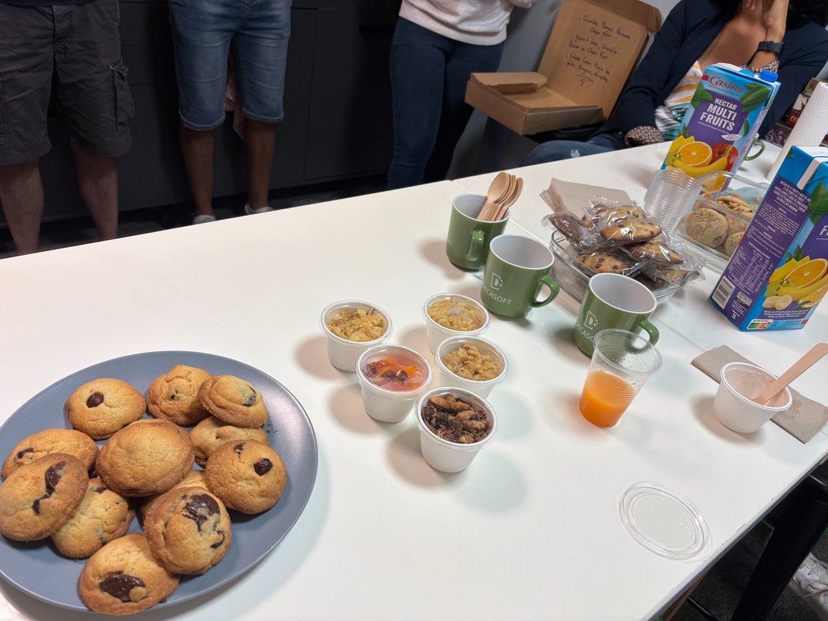 Decasoft_SSII's tweet photo. 👩‍💻👨‍💻 Bonne #WorldDevelopersDay ! (en retard)

Un petit-déj ☕🥐 vendredi matin chez #Decasoft pour célébrer nos devs qui transforment chaque ligne de code en innovation 🚀💡

#DecaTeam #ESN #WebDevelopment https://t.co/nb9JVqC06l