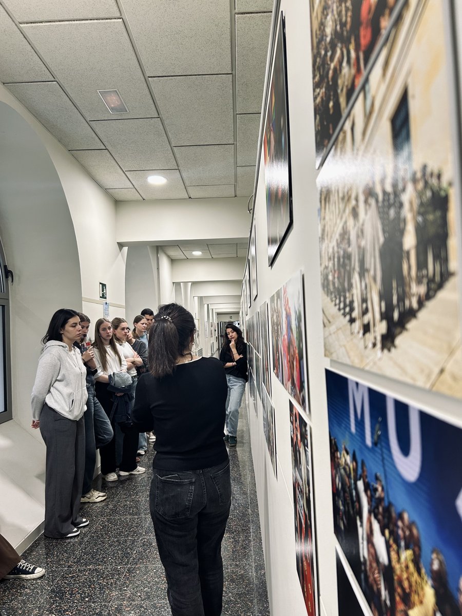 Hace un año inauguramos Objetivo La Paz, la exposición fotográfica de <a href="/AlexaRochi__/">Alexa Rochi 📸</a>  y <a href="/federicorios/">Federico Rios</a>. Desde entonces, hemos recorrido espacios en Barcelona y alrededores, compartiendo memoria, diálogo y encuentro en torno a la paz en Colombia 🕊️