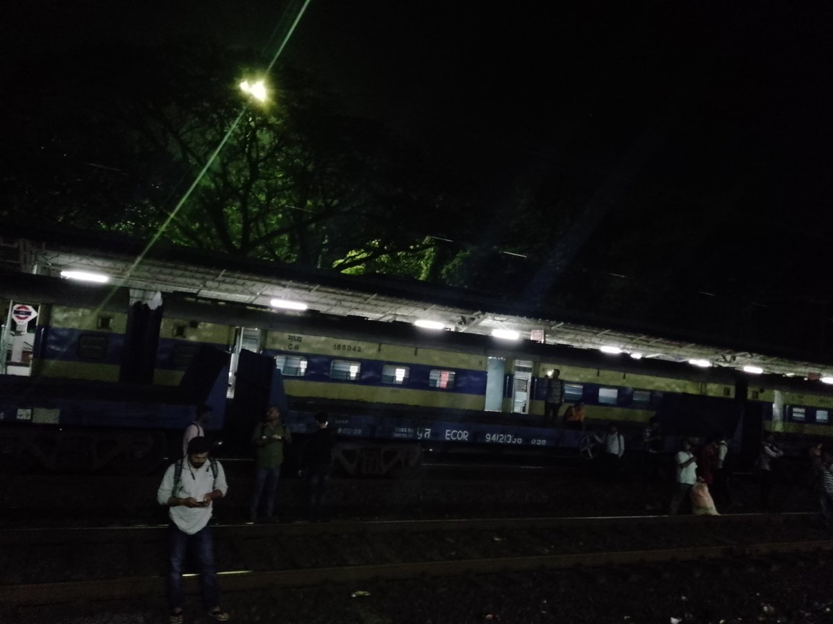 Devendra5015's tweet image. @drmmumbaicr
61016 रोहा दिवा आणि 61015 दिवा रोहा,
कधीच वेळेवर धावत नाही त्यात ही शनिवार, रविवार maintenance च्या नावाखाली पाच दिवसच चालवली जाते,तरीही  आज 12.09.2025 रोजी आपटा स्थानक येथे आल्यानंतर तांत्रिक बिघाडामुळे बंद पडली. @Central_Railway
प्रवाशांच्या गैरसोयीला जबाबदार कोण