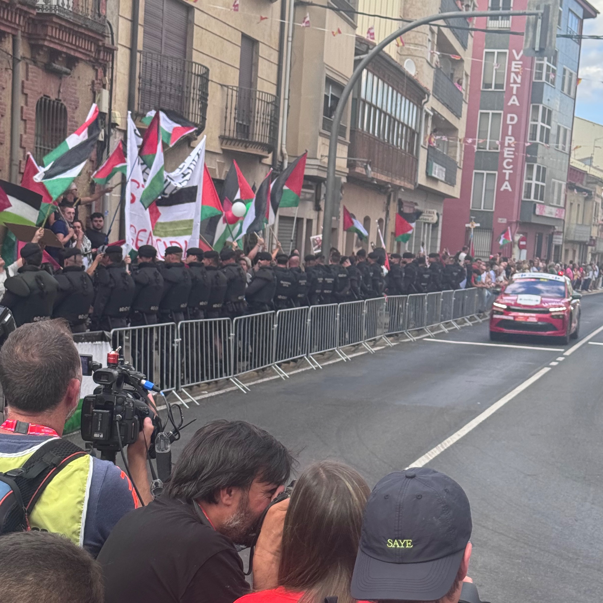 G0qBW3WW0AIP3l8?format=jpg&name=large