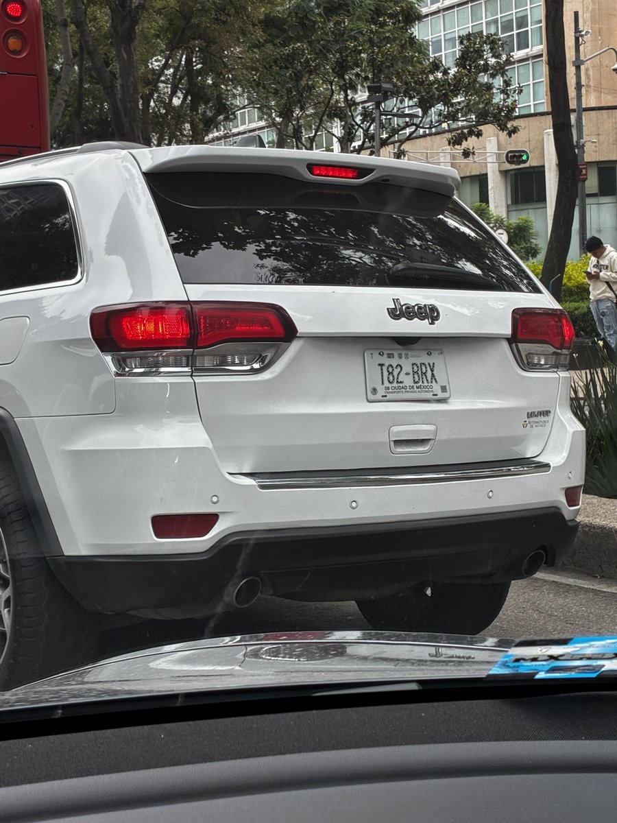 Por qué permiten que vehículos particulares tengan sirenas y luces oficiales <a href="/SSC_CDMX/">SSC CDMX</a> ??  Además invadiendo el carril del metrobús