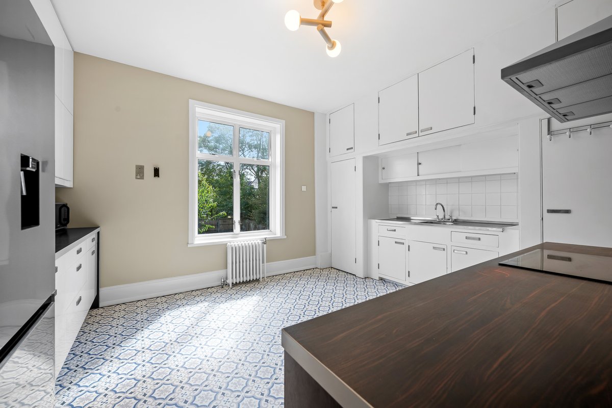 A stunning three bed conversion flat to rent in Shortlands. New on the market at £2200 pcm. maguirebaylis.com/property/broml…