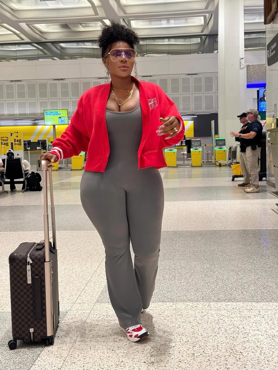 NollywoodBlog_'s tweet photo. I just came back from the United States with thousands of Dollars. I will convert them to naira and share it with my Followers. Drop your account details in the comments section. Like and Retweet too. https://t.co/aktxNWJOya