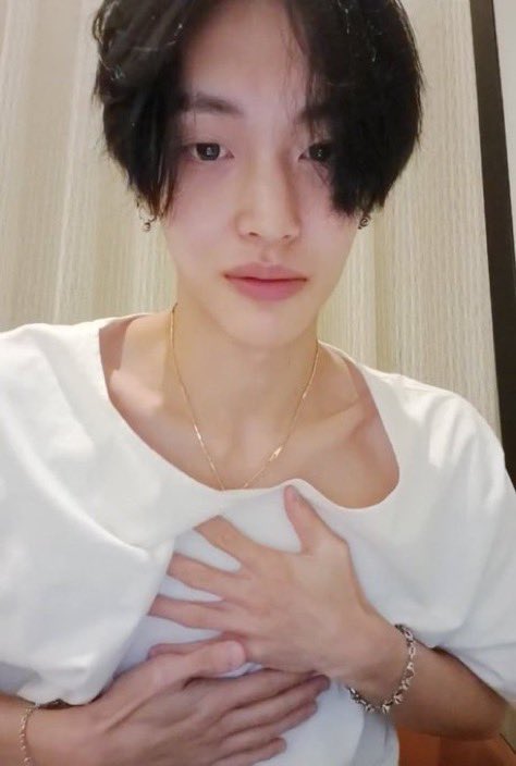 izzkau's tweet photo. 10년지기 친구랑 수다떠는데
여주 눈이 지금 언빈 몸으로 가있는거
급하게 옷 부여잡으면

머..머꼬 왜 보는데.?
그야..보이니까?
ㅇ..아니 그래도..

#삔사연애 https://t.co/daPqnVFaV7