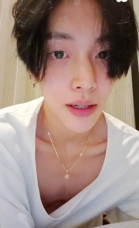 izzkau's tweet photo. 10년지기 친구랑 수다떠는데
여주 눈이 지금 언빈 몸으로 가있는거
급하게 옷 부여잡으면

머..머꼬 왜 보는데.?
그야..보이니까?
ㅇ..아니 그래도..

#삔사연애 https://t.co/daPqnVFaV7