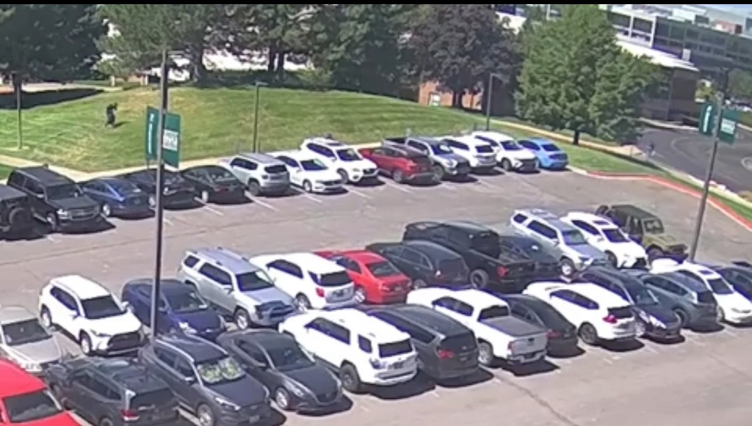 WeWantTheRealTr's tweet image. Where are the stairs?
Sniper was dressed all in black. Ran through a flat parking lot. With a long bag. But the guy they show us Tyler not in all black and on stairs. 
#tylerrobinson
#FALSEflags
#coverup 
#trump
#EpsteinTrumpCoverUp