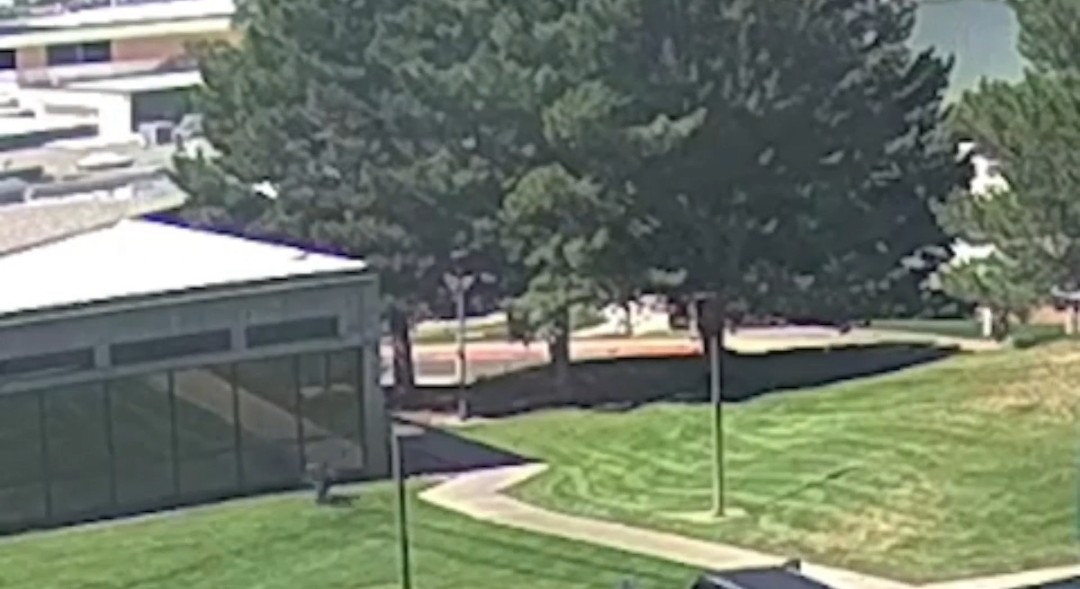 WeWantTheRealTr's tweet image. Where are the stairs?
Sniper was dressed all in black. Ran through a flat parking lot. With a long bag. But the guy they show us Tyler not in all black and on stairs. 
#tylerrobinson
#FALSEflags
#coverup 
#trump
#EpsteinTrumpCoverUp