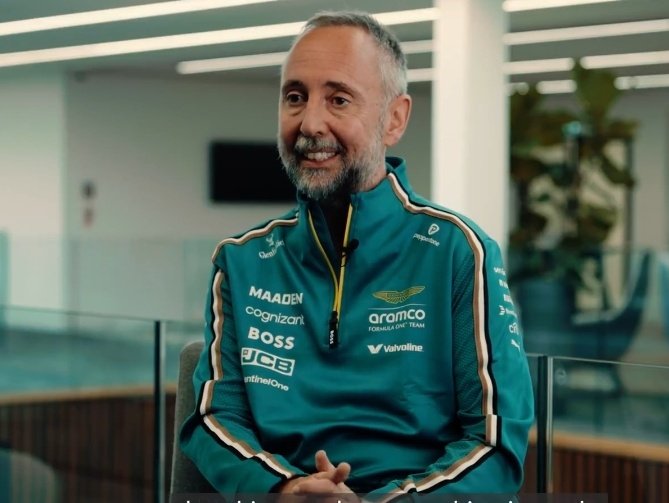 No estaba muerto, estaba de parranda. Enrico Cardile hace la primera aparición pública con los colores de Aston Martin.

Ahora sí, todos los grandes fichajes del equipo están ya trabajando a pleno rendimiento en la fábrica.

Ahora solo hace falta esperar...