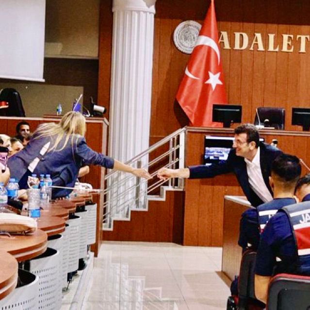 “Dünyayı güzellik kurtaracak,
Bir insanı sevmekle başlayacak her şey…”