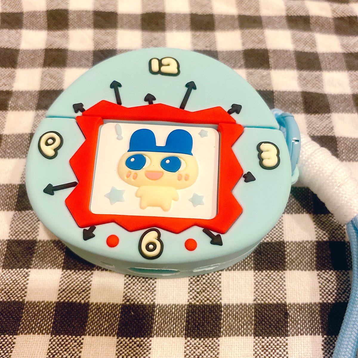 今まで使ってたAirPodsケースがお亡くなりになったので、最高にかわいいAirPodsケース買うた。ただ、むっちゃデカい。絶対なくさないデカさ。そしてメタモン、ありがとう、さようなら…。