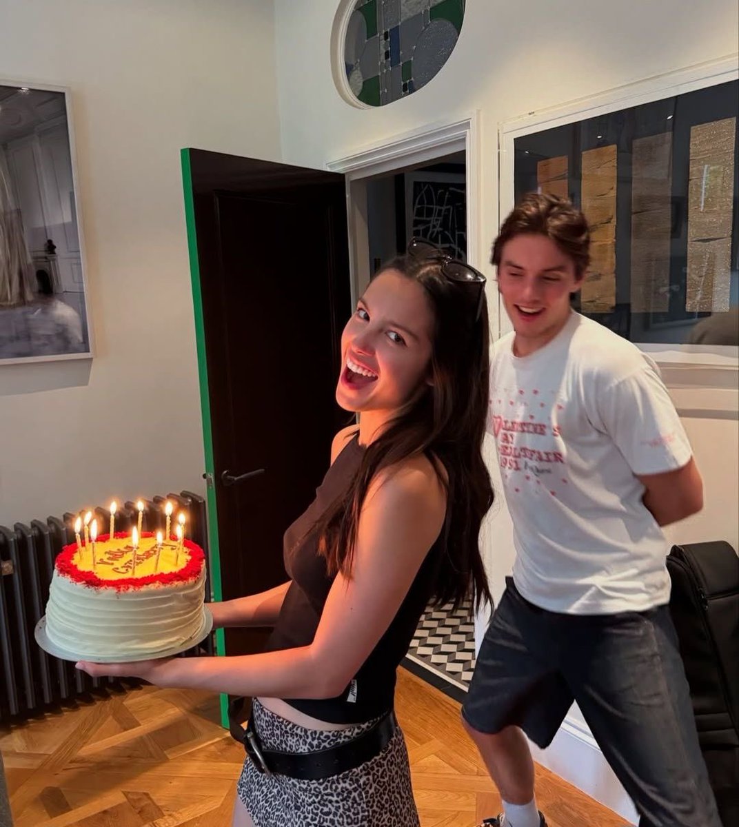 FOFO! Louis Partridge, em uma recente entrevista sobre como é ser reconhecido como o namorado de Olivia Rodrigo:

“Consigo lidar com isso. Carrego o título de ‘Sr. Olivia Rodrigo’ há um bom tempo. Estou muito feliz, e acho que ela também está, então está tudo bem no nosso mundo.”