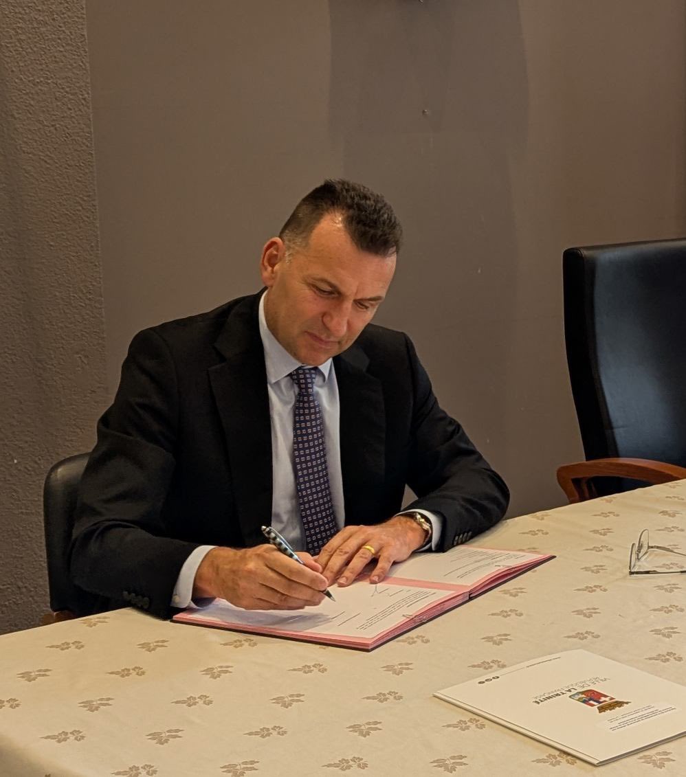 Laurent Le Mercier (@laurentlemerci4) on Twitter photo @VilleLaTrinité pour signer la convention relative aux mesures de responsabilisation avec <a href="/ladislaspolski/">Ladislas Polski</a>
Alliance éducative au service d'un accompagnement des élèves et d'un climat scolaire apaisé @VilleLaTrinité pour signer la convention relative aux mesures de responsabilisation avec <a href="/ladislaspolski/">Ladislas Polski</a>
Alliance éducative au service d'un accompagnement des élèves et d'un climat scolaire apaisé