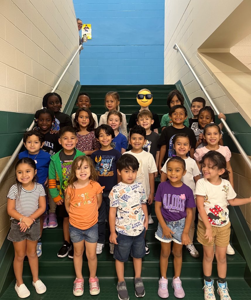 #FamilyPhotoFriday ft. Our Buddy Teacher! 💙🐾 <a href="/NISDWernli/">Dr. Caroline Wernli Elementary School</a>