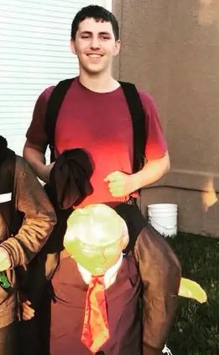 tig88411109's tweet image. 22 岁、GPA 4.0 高智商、住在 60 万美刀犹他州郊区别墅、共和党家庭下的刺客Tyler Robinson 端着他刻着反法西斯口号的枪，干了最法西斯的事。

这一枪不是出自组织，而是算法加妖魔化媒体喂养出的🇺🇸本土独狼正义幻觉：

传统左派媒体把所有异见打成”新纳粹”；社交平台用算法把愤怒包装成道德优越感…