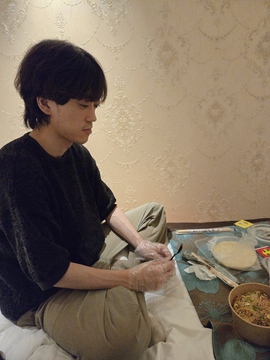 Shuが作業しながら｢まだ食べないで！｣っていうからお腹すかせてる可哀想な吉田夜世