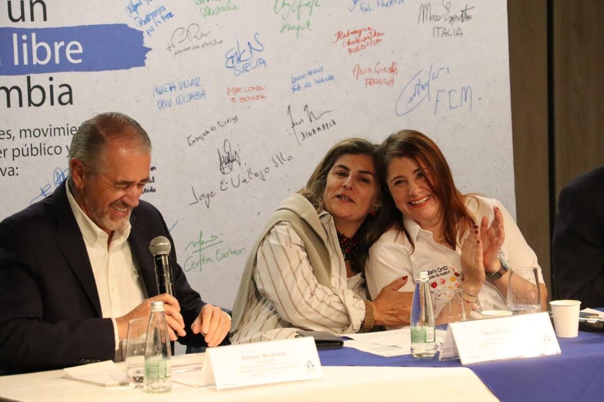 Lauraggils's tweet image. Años de trabajo conjunto por los principios interamericanos que rigen a la OEA nos hacen sonreír. Con Roberto Menéndez, director de ⁦@MAPPOEA⁩ e Iris Marín, Defensora del Pueblo ⁦@DefensoriaCol⁩